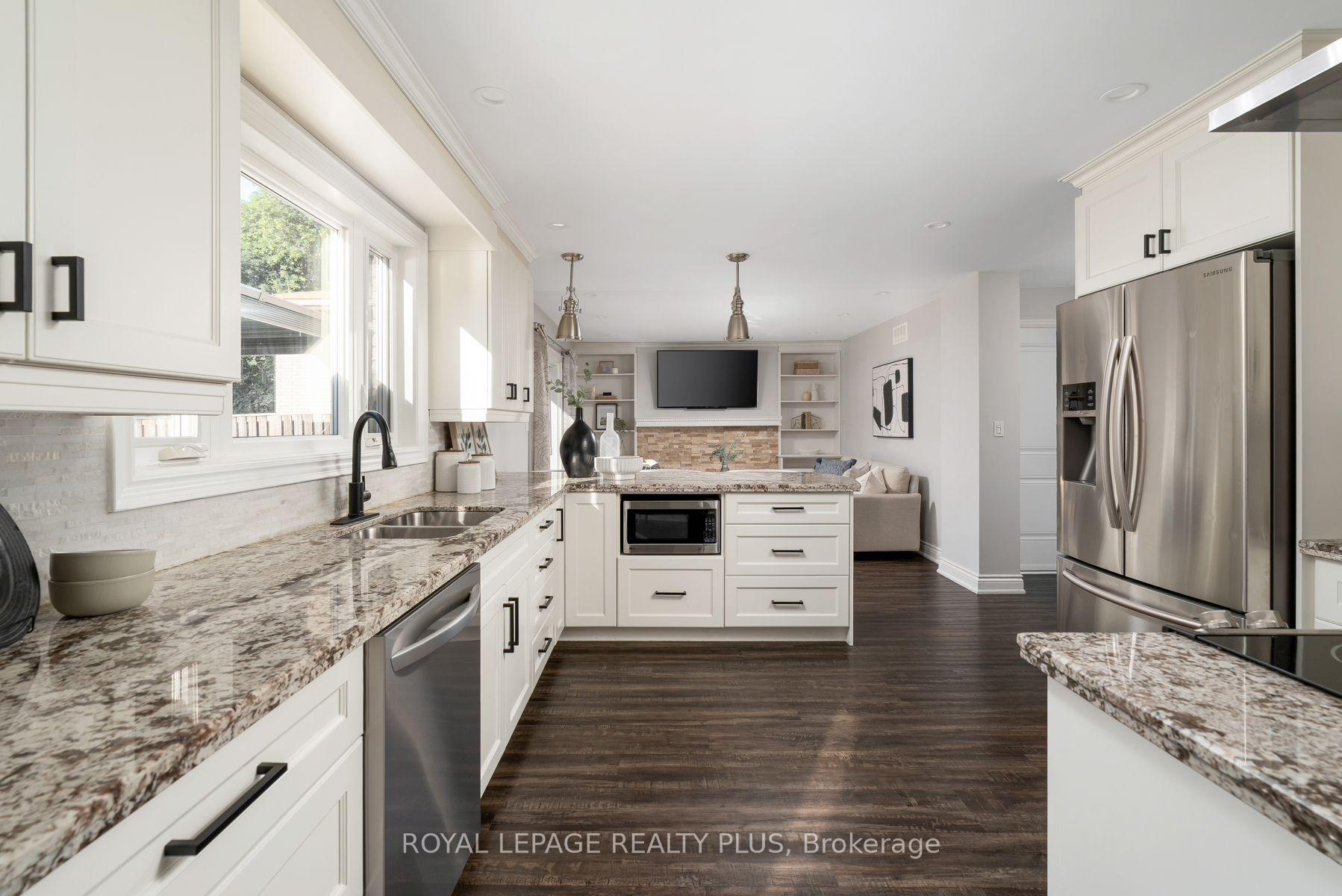 Photo 3 of 20 San Marino Crescent, Hamilton, Mountview — HOMEH