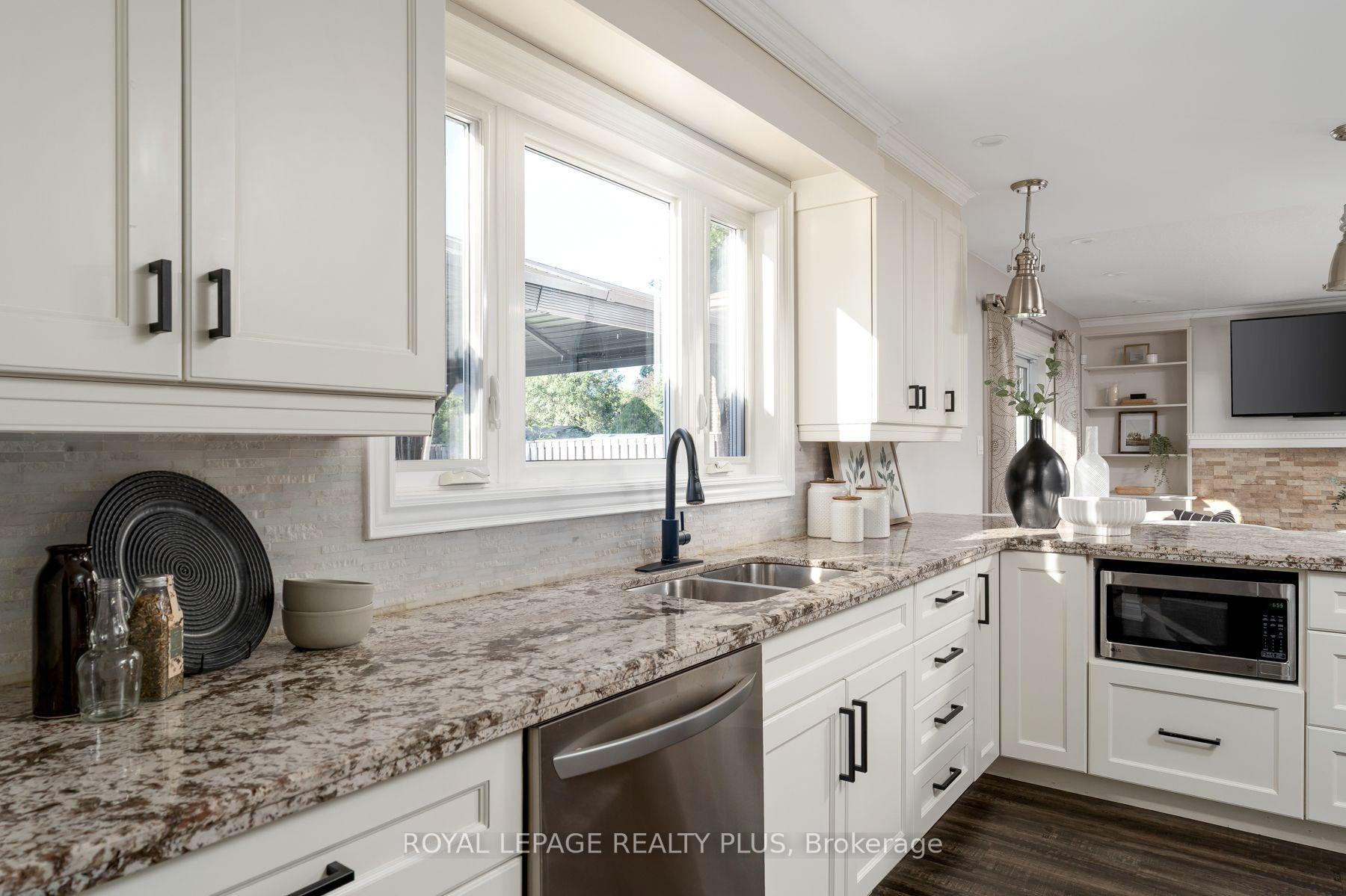 Photo 4 of 20 San Marino Crescent, Hamilton, Mountview — HOMEH