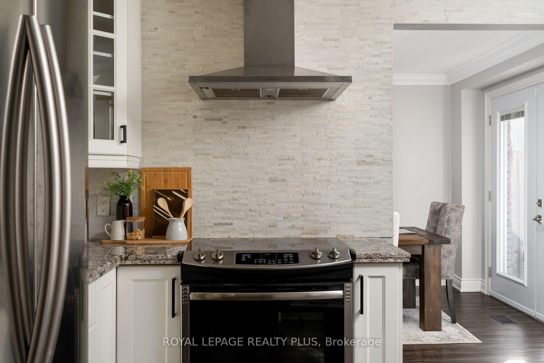 Photo 6 of 20 San Marino Crescent, Hamilton, Mountview — HOMEH
