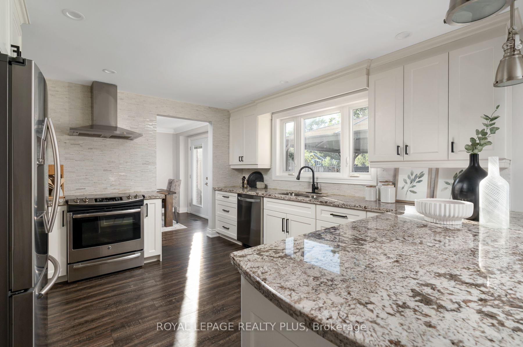 Photo 8 of 20 San Marino Crescent, Hamilton, Mountview — HOMEH