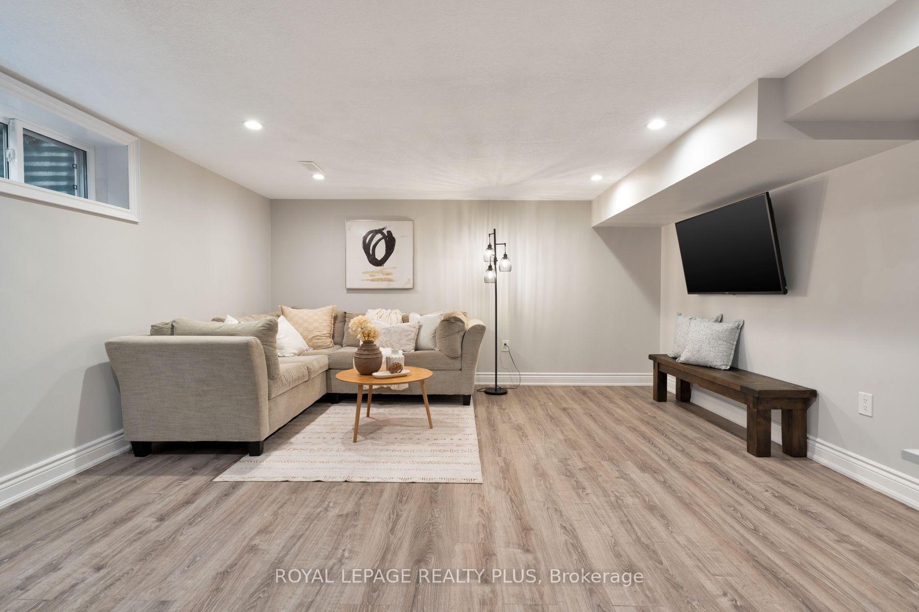Photo 37 of 20 San Marino Crescent, Hamilton, Mountview — HOMEH