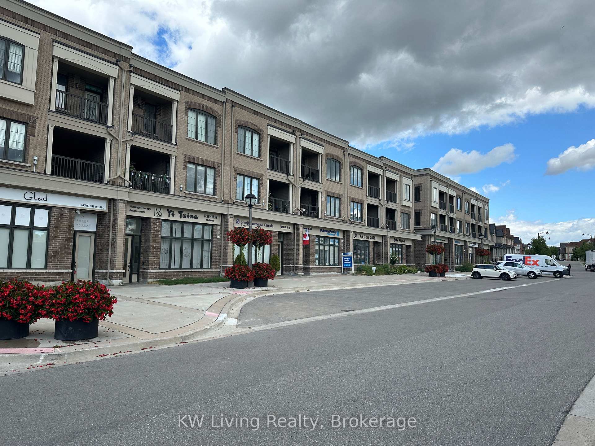 Photo of 8 Nipigon Avenue