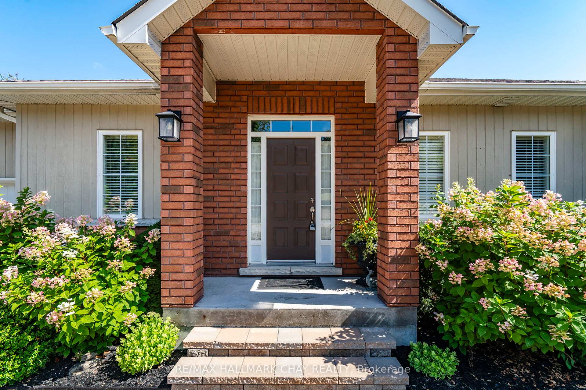 Photo 4 of 32 Valleycrest Drive, Oro-Medonte, Horseshoe Valley — HOMEH