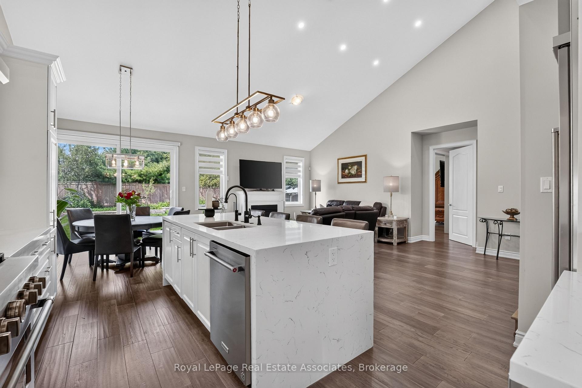 Photo 10 of 48 Harpin Way E, Centre Wellington, Fergus — HOMEH