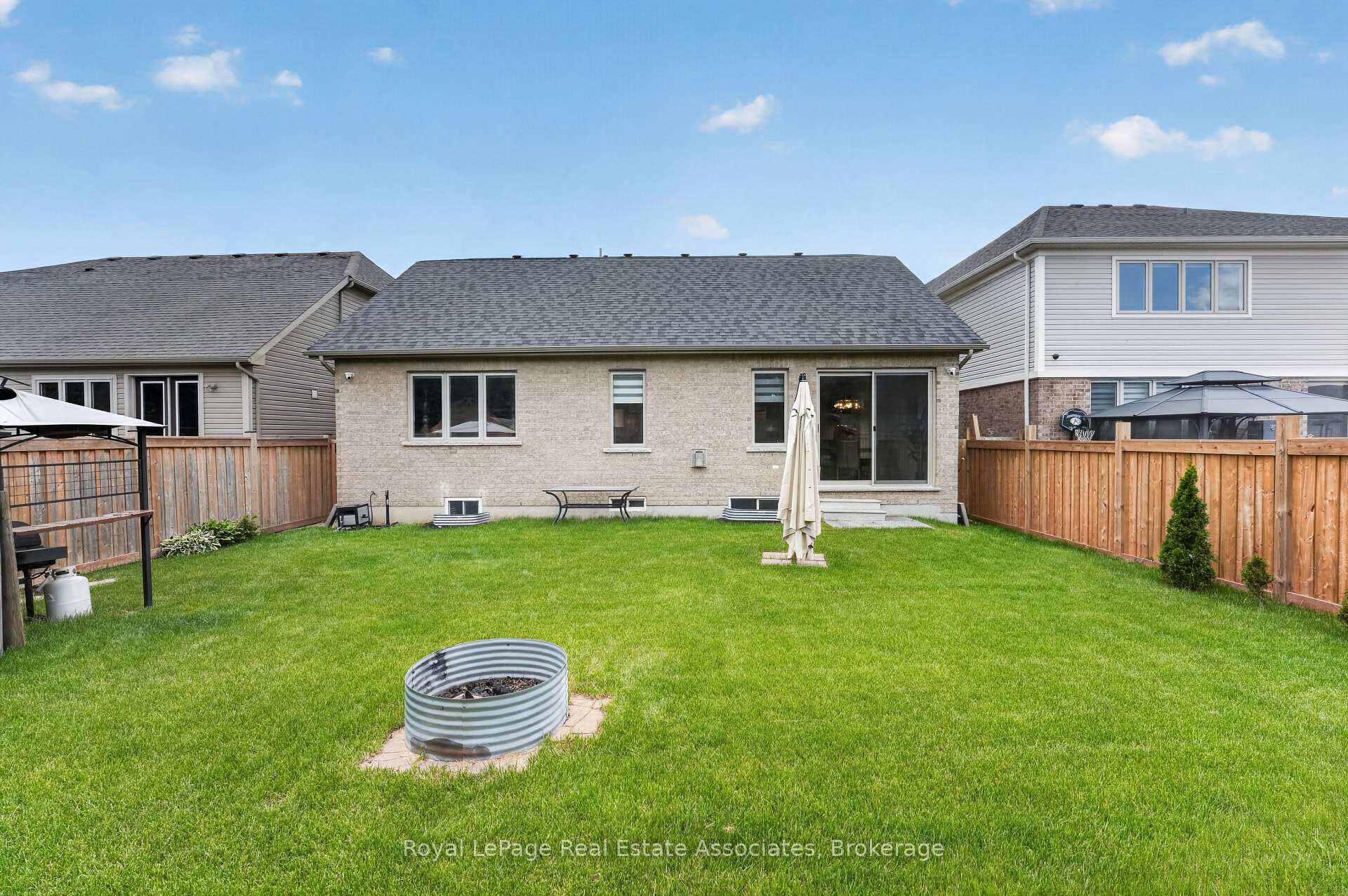 Photo 49 of 48 Harpin Way E, Centre Wellington, Fergus — HOMEH