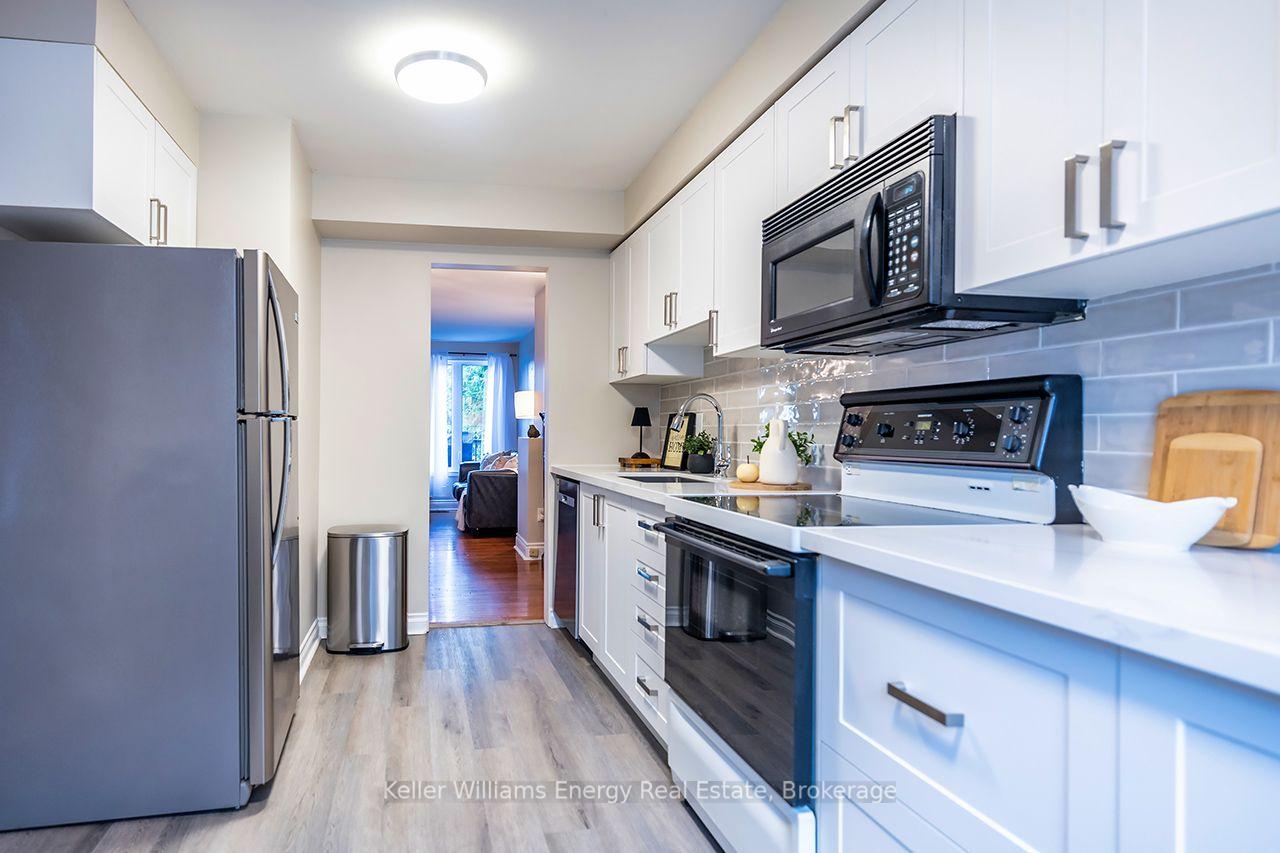 Photo 3 of 340 Pompano Court, Oshawa, Samac — HOMEH