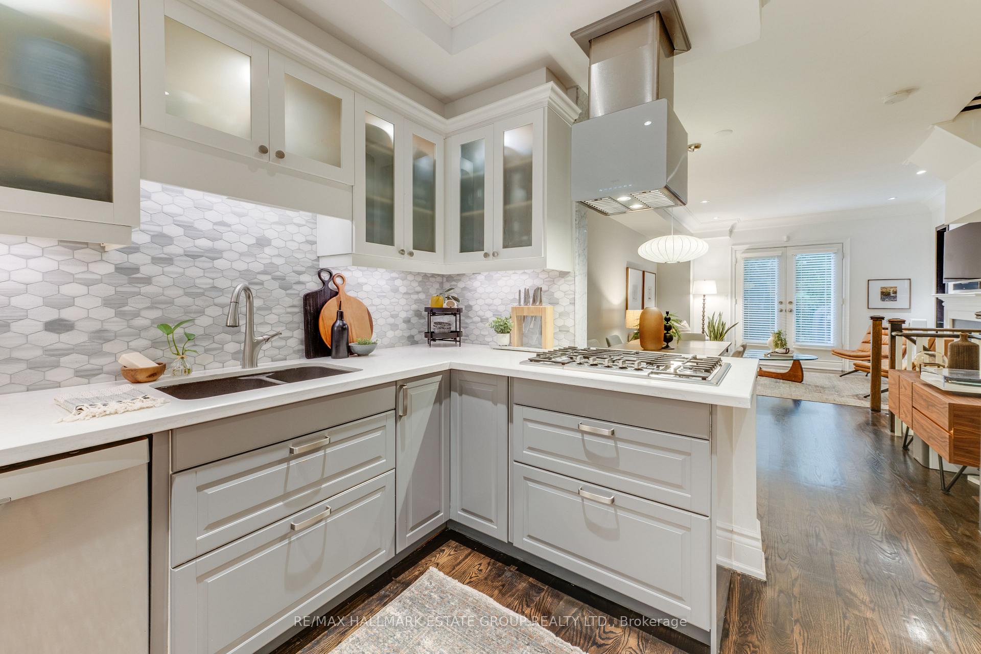 Photo 5 of 6B Scarborough Road, Toronto, The Beaches — HOMEH