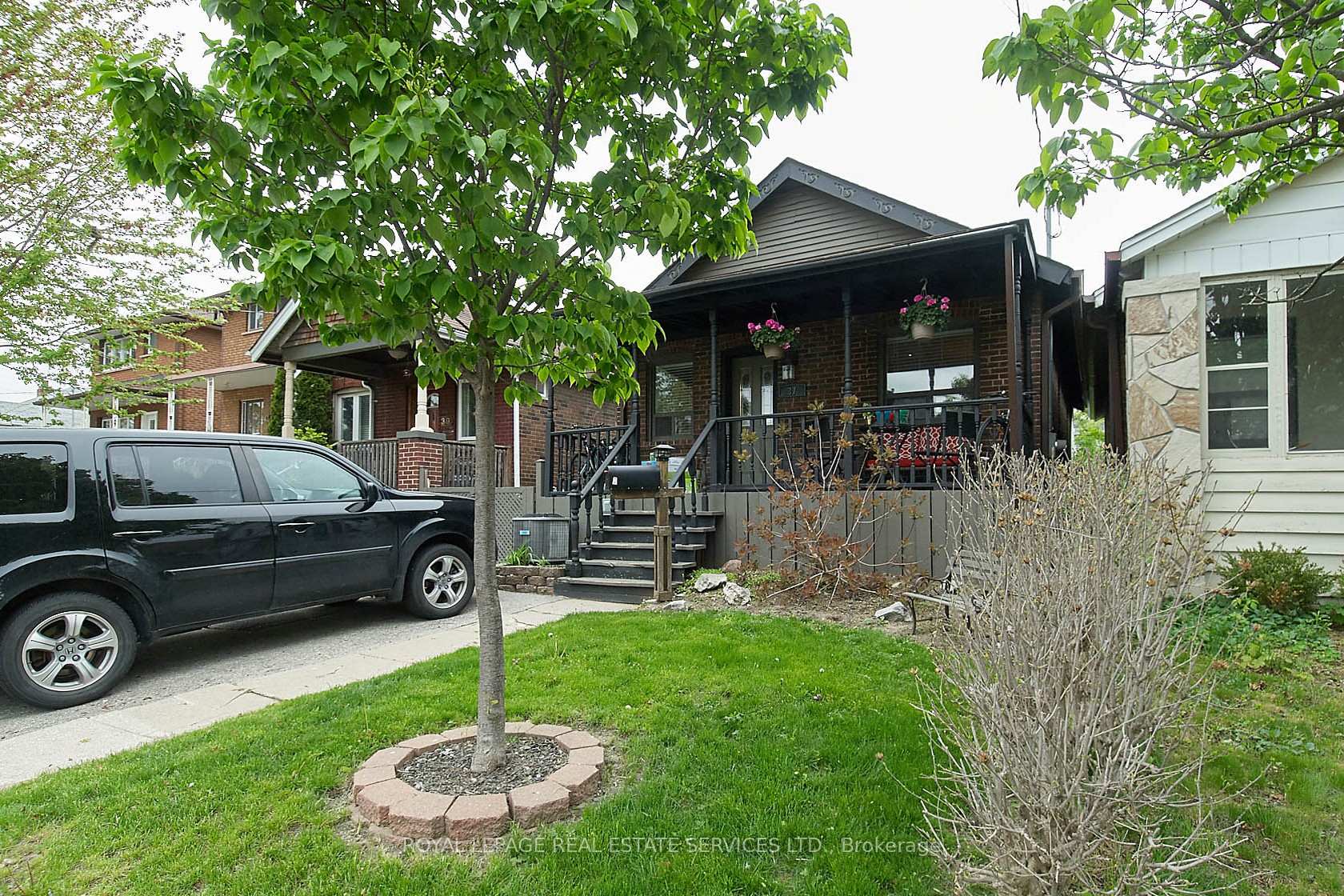 Photo 4 of 37 Seventeenth Street, Etobicoke, New Toronto — HOMEH