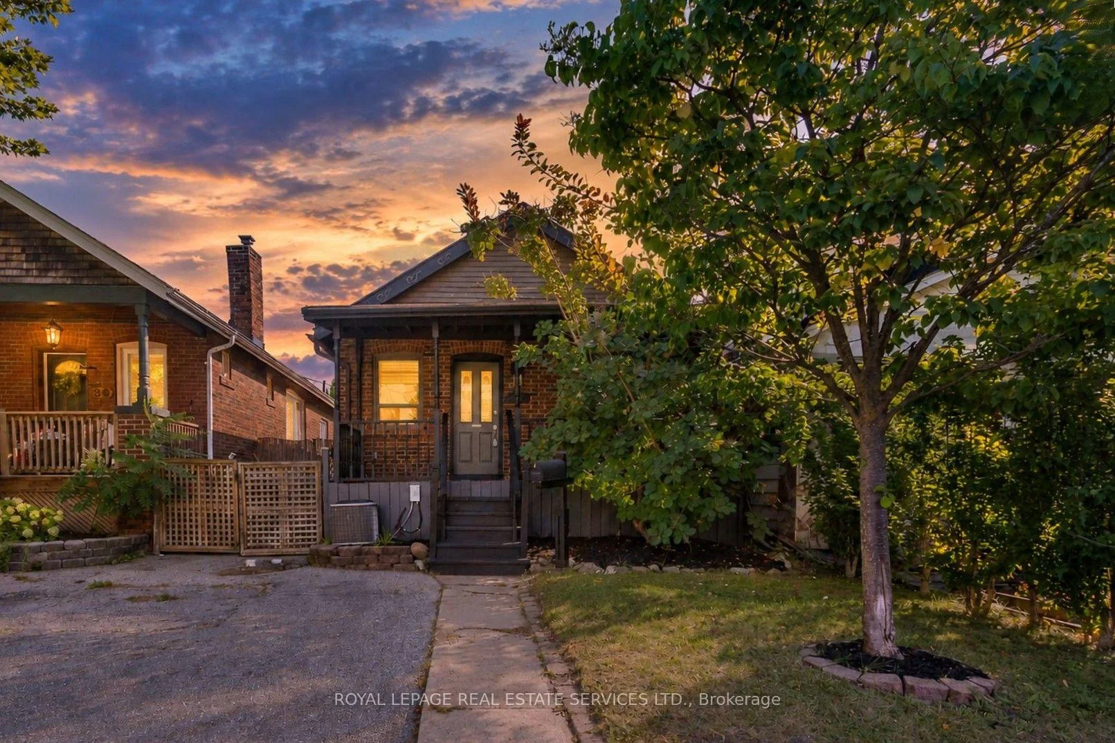 Photo 3 of 37 Seventeenth Street, Etobicoke, New Toronto — HOMEH
