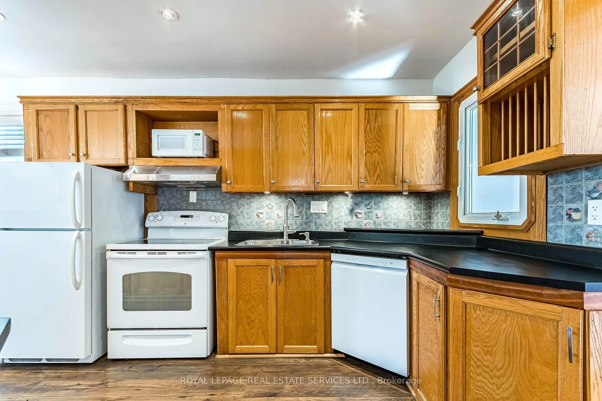 Photo 35 of 37 Seventeenth Street, Etobicoke, New Toronto — HOMEH