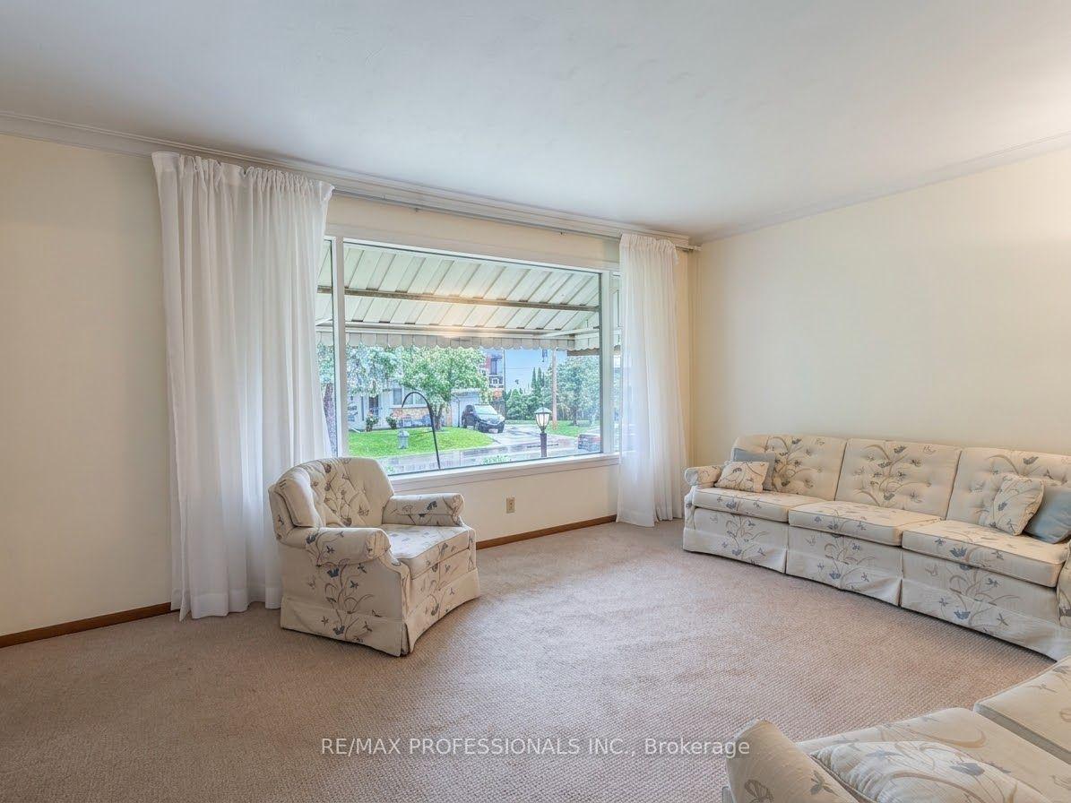 Photo 2 of 31 Cheshire Drive, Etobicoke, Princess-Rosethorn — HOMEH