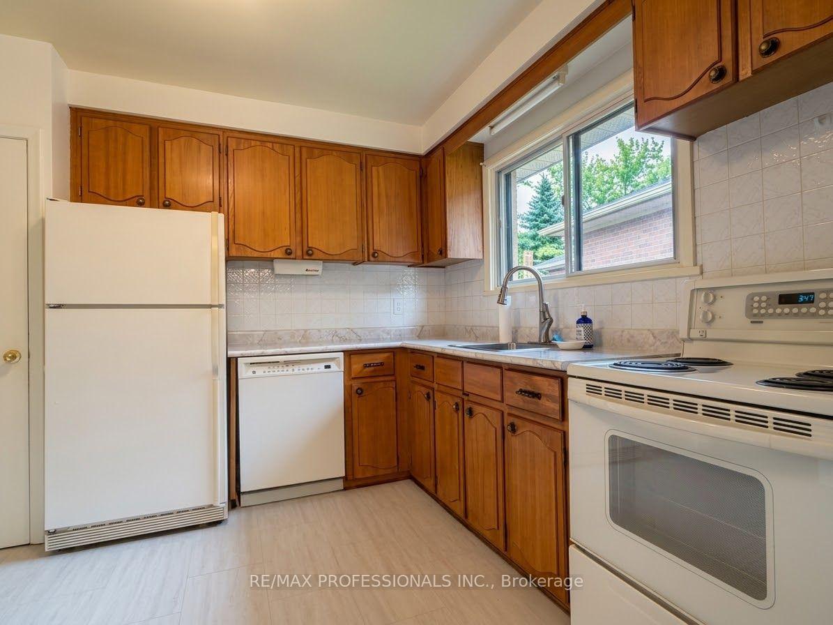 Photo 4 of 31 Cheshire Drive, Etobicoke, Princess-Rosethorn — HOMEH