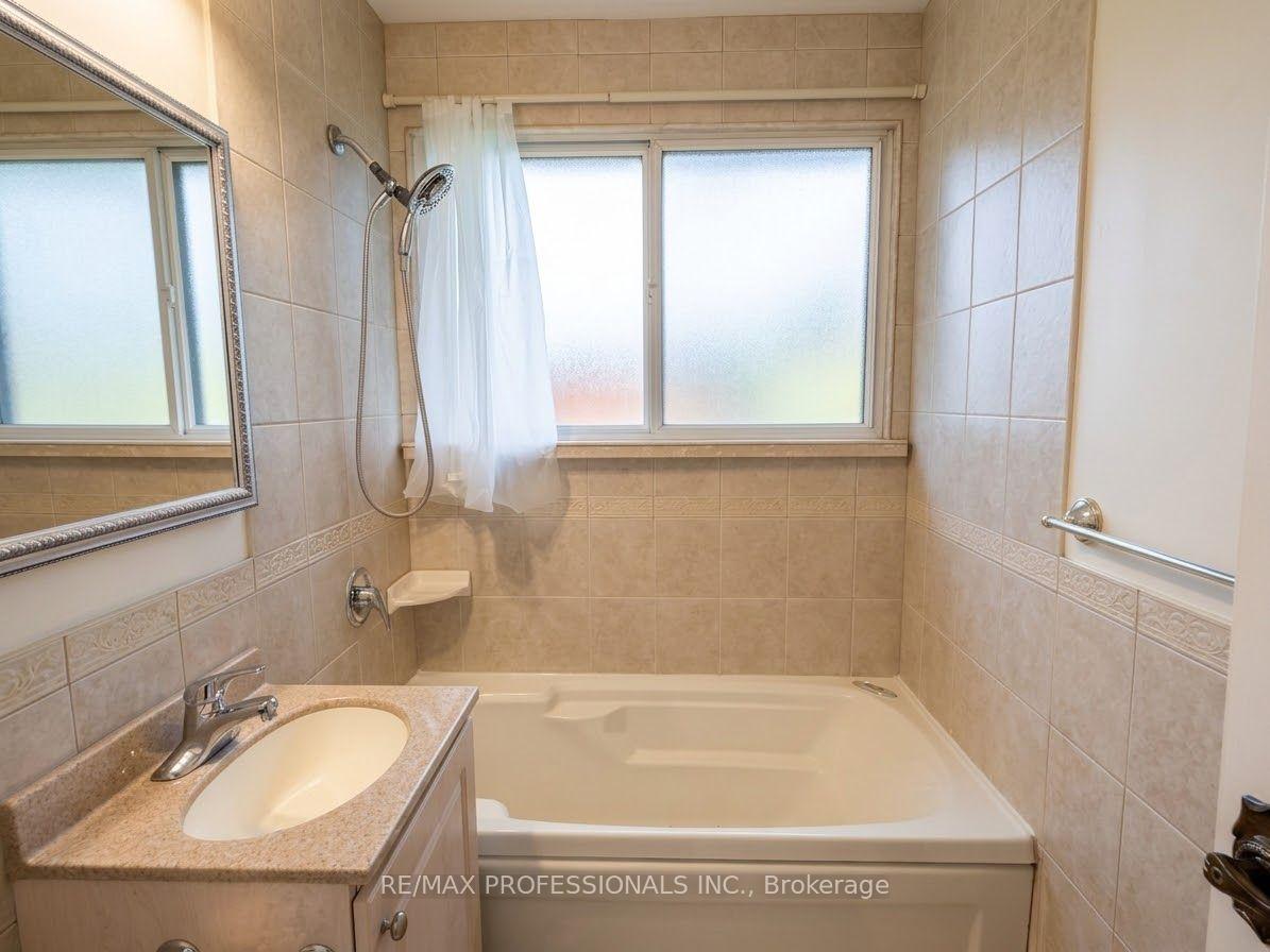 Photo 5 of 31 Cheshire Drive, Etobicoke, Princess-Rosethorn — HOMEH