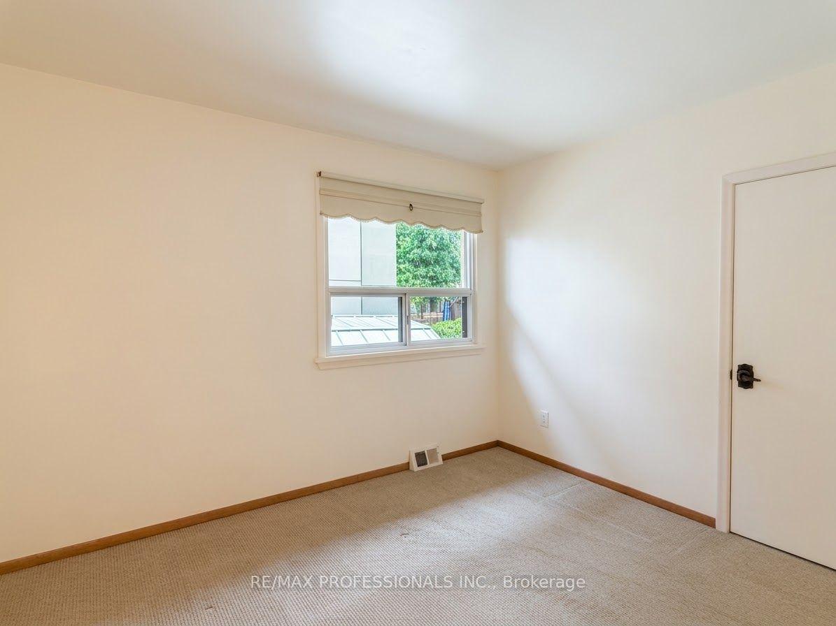 Photo 6 of 31 Cheshire Drive, Etobicoke, Princess-Rosethorn — HOMEH