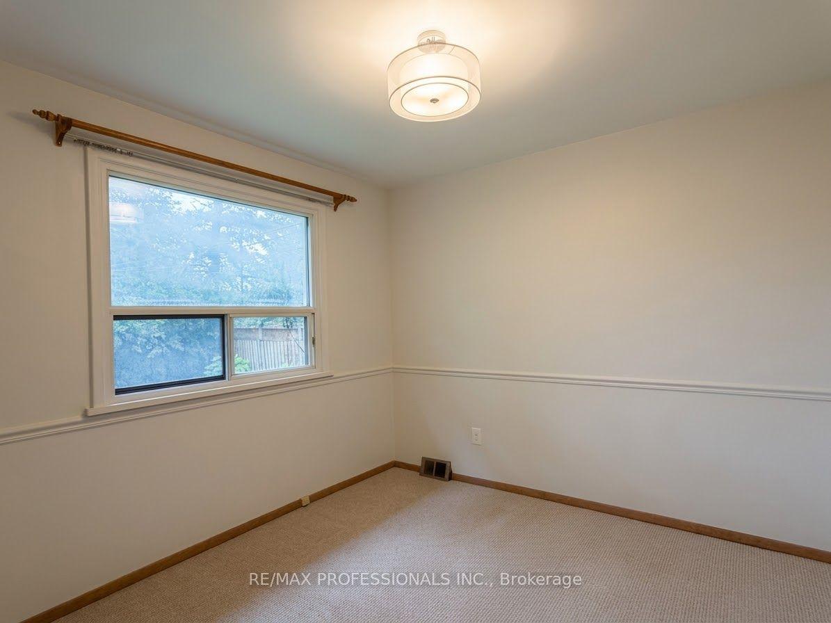 Photo 8 of 31 Cheshire Drive, Etobicoke, Princess-Rosethorn — HOMEH