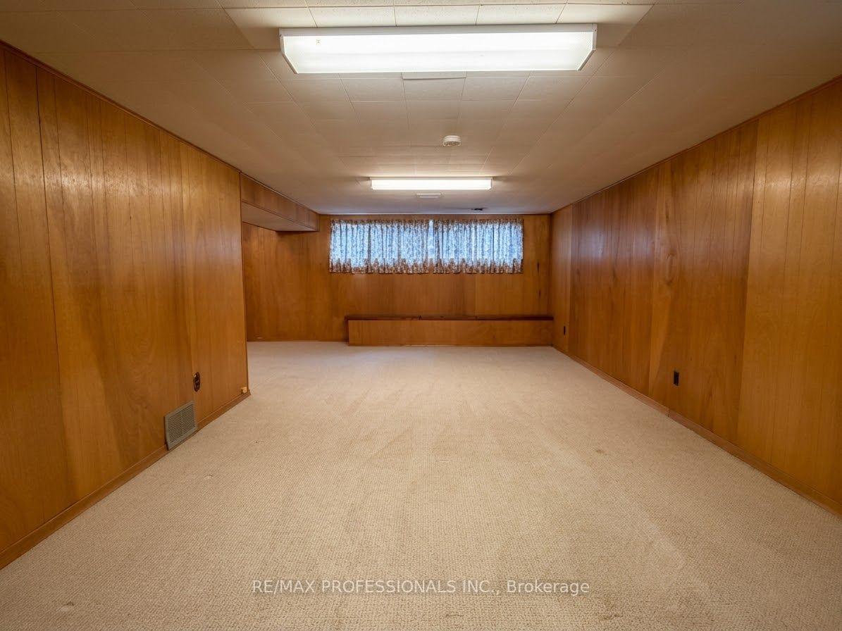 Photo 12 of 31 Cheshire Drive, Etobicoke, Princess-Rosethorn — HOMEH