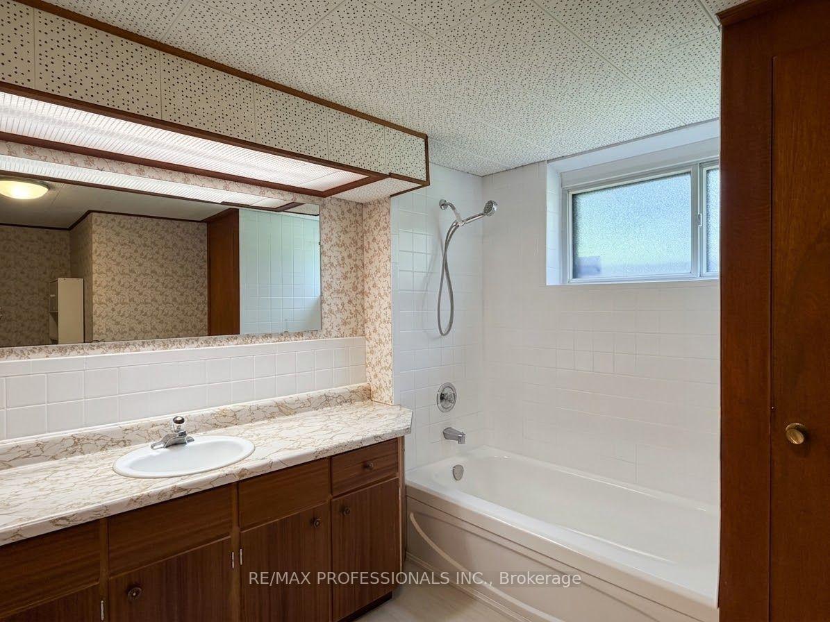 Photo 13 of 31 Cheshire Drive, Etobicoke, Princess-Rosethorn — HOMEH
