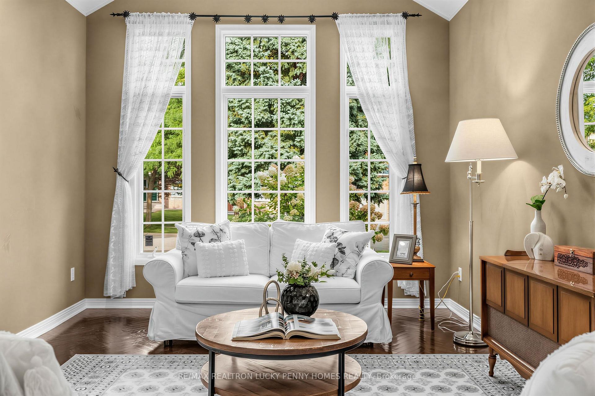 Photo 9 of 71 Fawnbrook Circle, Markham, Unionville — HOMEH