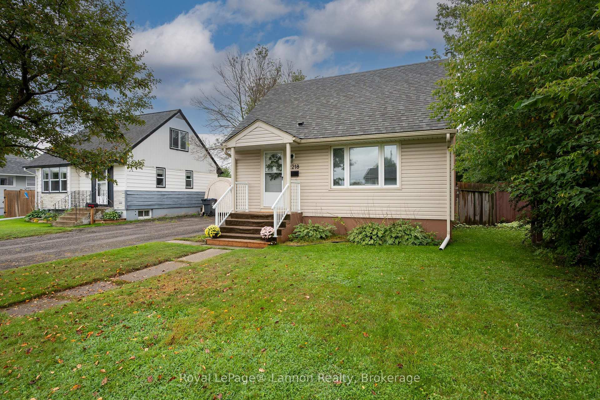 Photo 2 of 2218 Isabella Street E, Thunder Bay, Green Acres — HOMEH