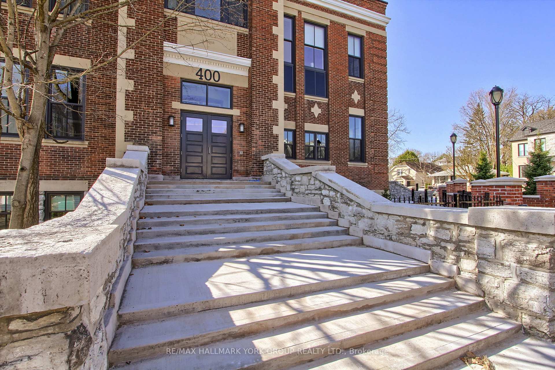 Photo 3 of Unit 203, 400 Park Avenue, Newmarket, Central Newmarket — HOMEH