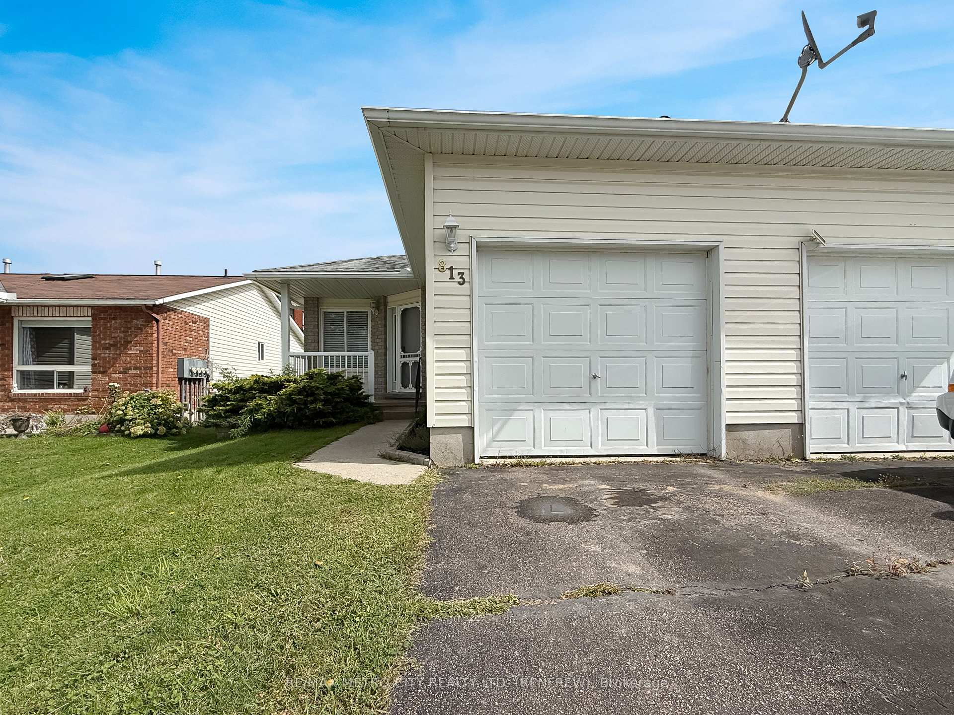 Photo 2 of 813 Eighth Street, Renfrew, Renfrew — HOMEH