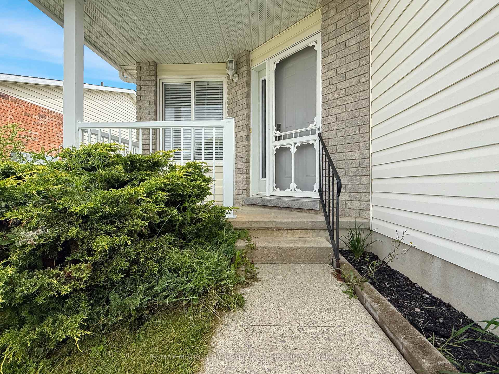 Photo 3 of 813 Eighth Street, Renfrew, Renfrew — HOMEH
