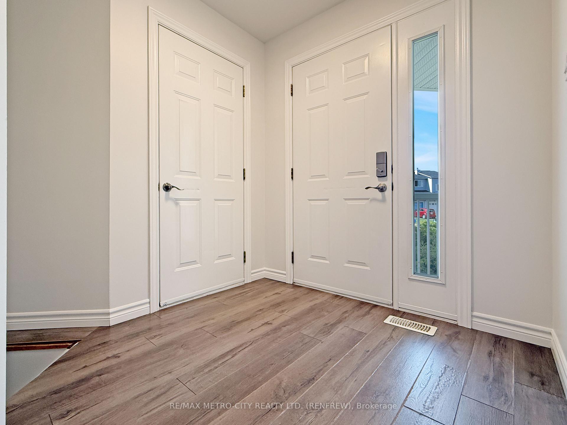 Photo 4 of 813 Eighth Street, Renfrew, Renfrew — HOMEH