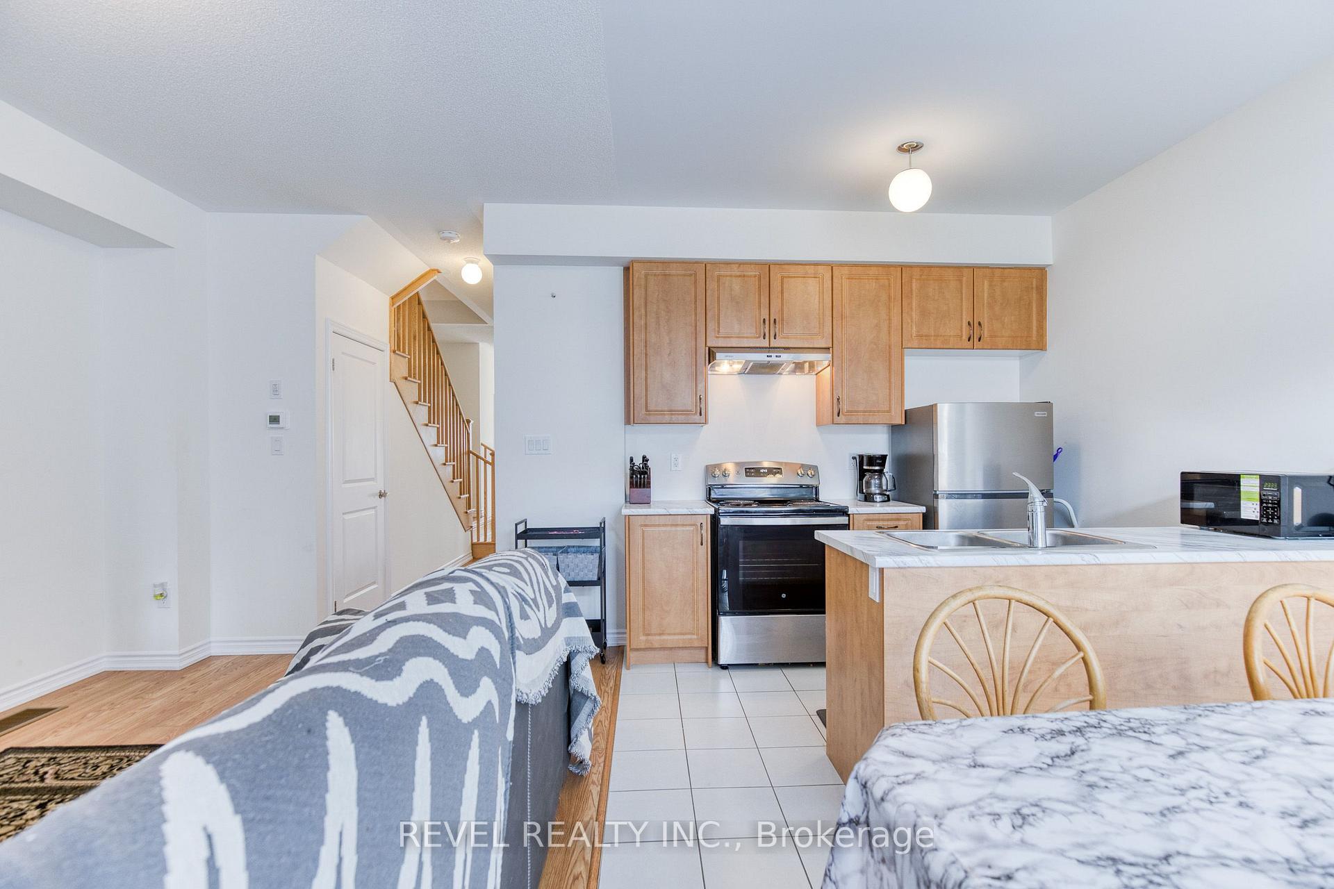 Photo 9 of 12 Hylton Drive, Barrie, Rural Barrie Southeast — HOMEH