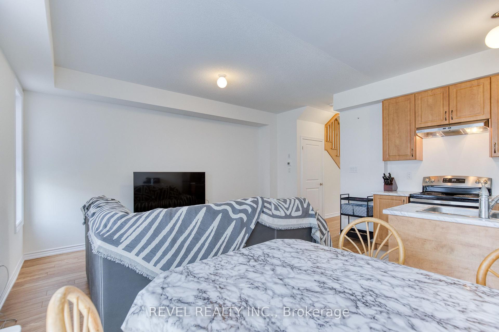 Photo 10 of 12 Hylton Drive, Barrie, Rural Barrie Southeast — HOMEH