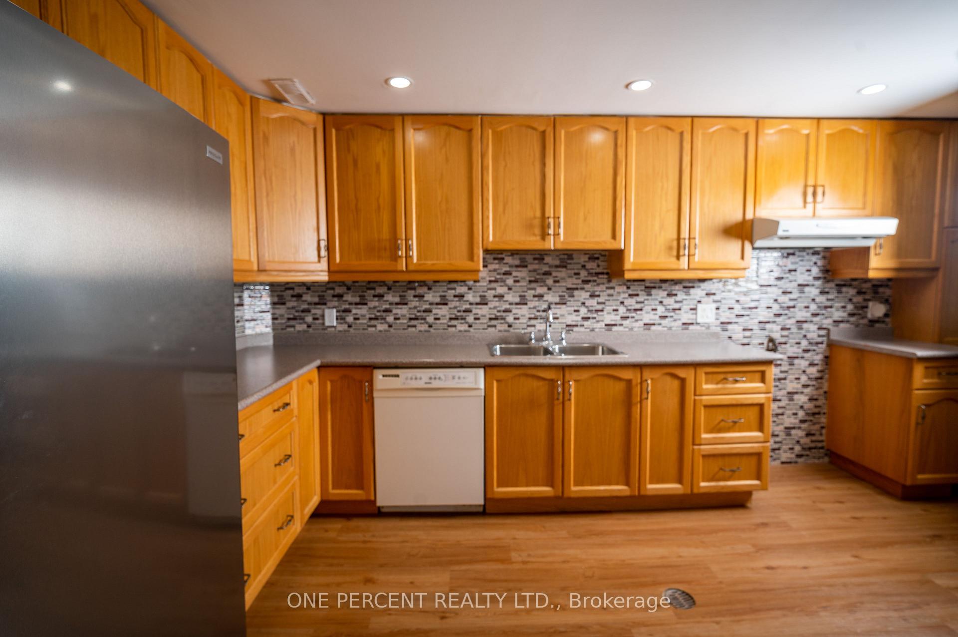 Photo 25 of 75 Plunkett Road, North York, Humber Summit — HOMEH