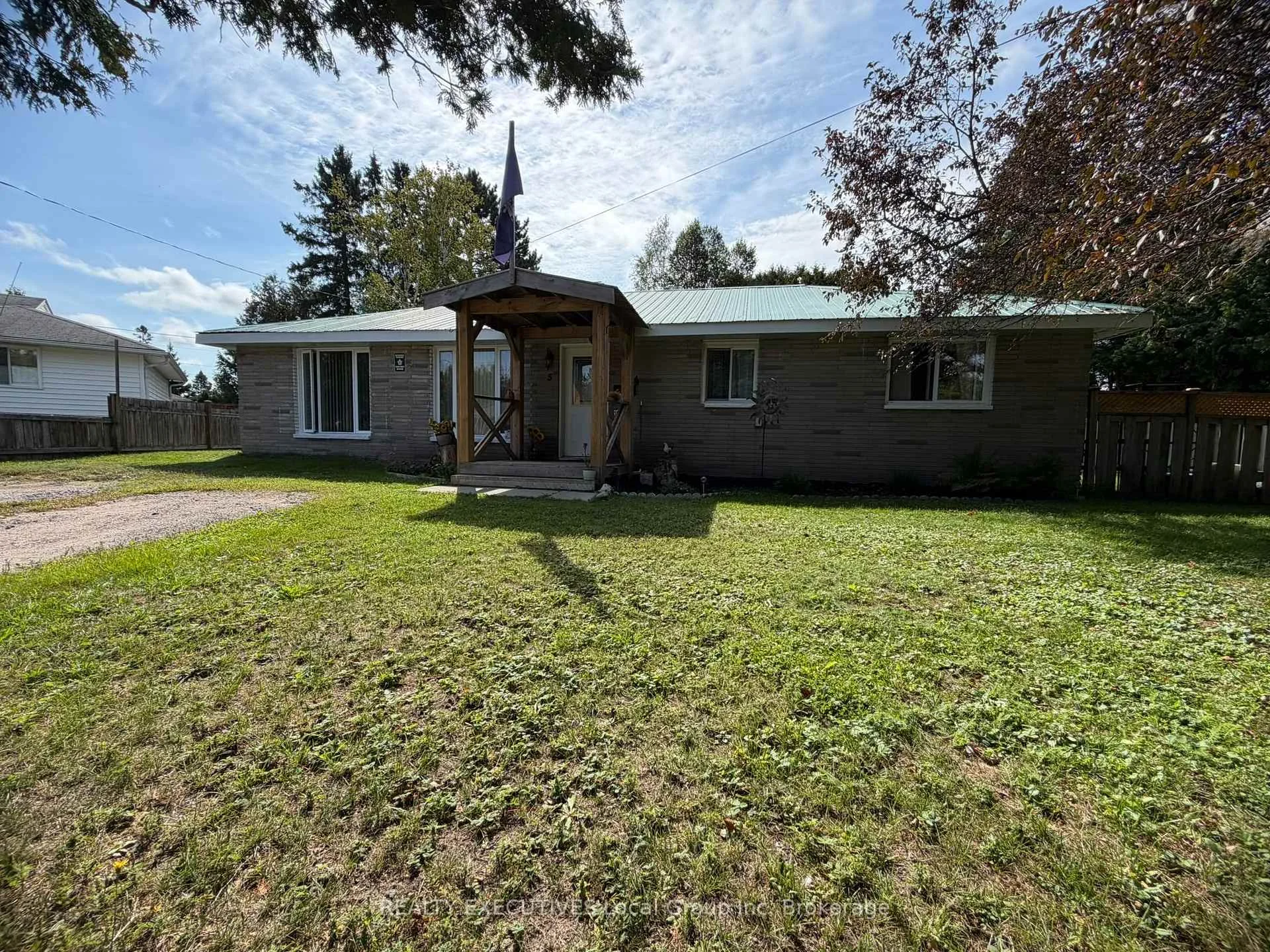Photo 3 of 5 Ralph Place, North Bay, Ferris — HOMEH