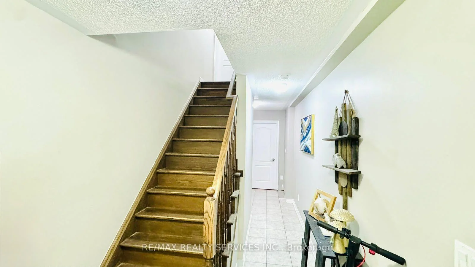 Photo 5 of 8 Rabbit Run Way, Brampton, Heart Lake East — HOMEH
