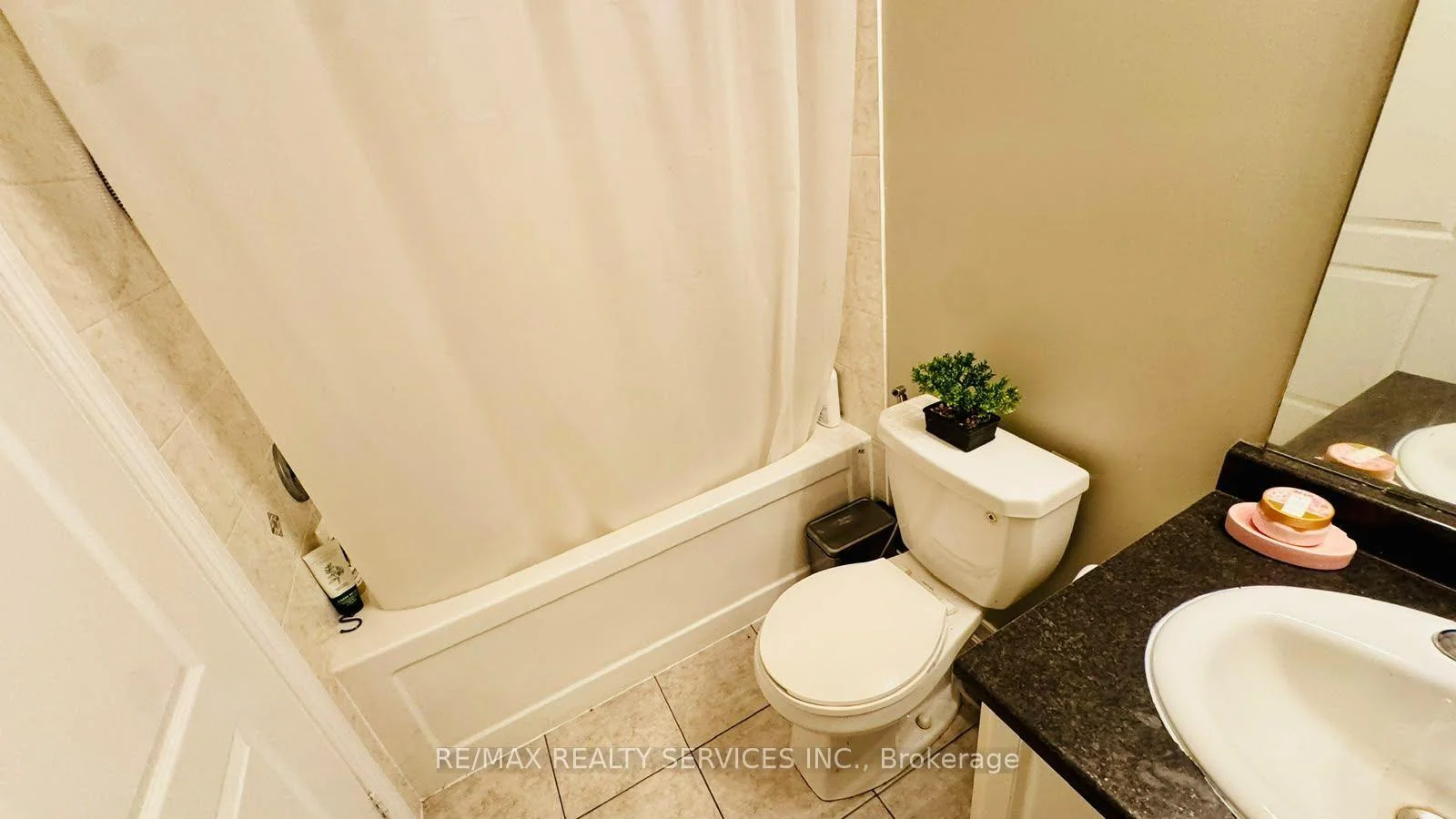 Photo 18 of 8 Rabbit Run Way, Brampton, Heart Lake East — HOMEH