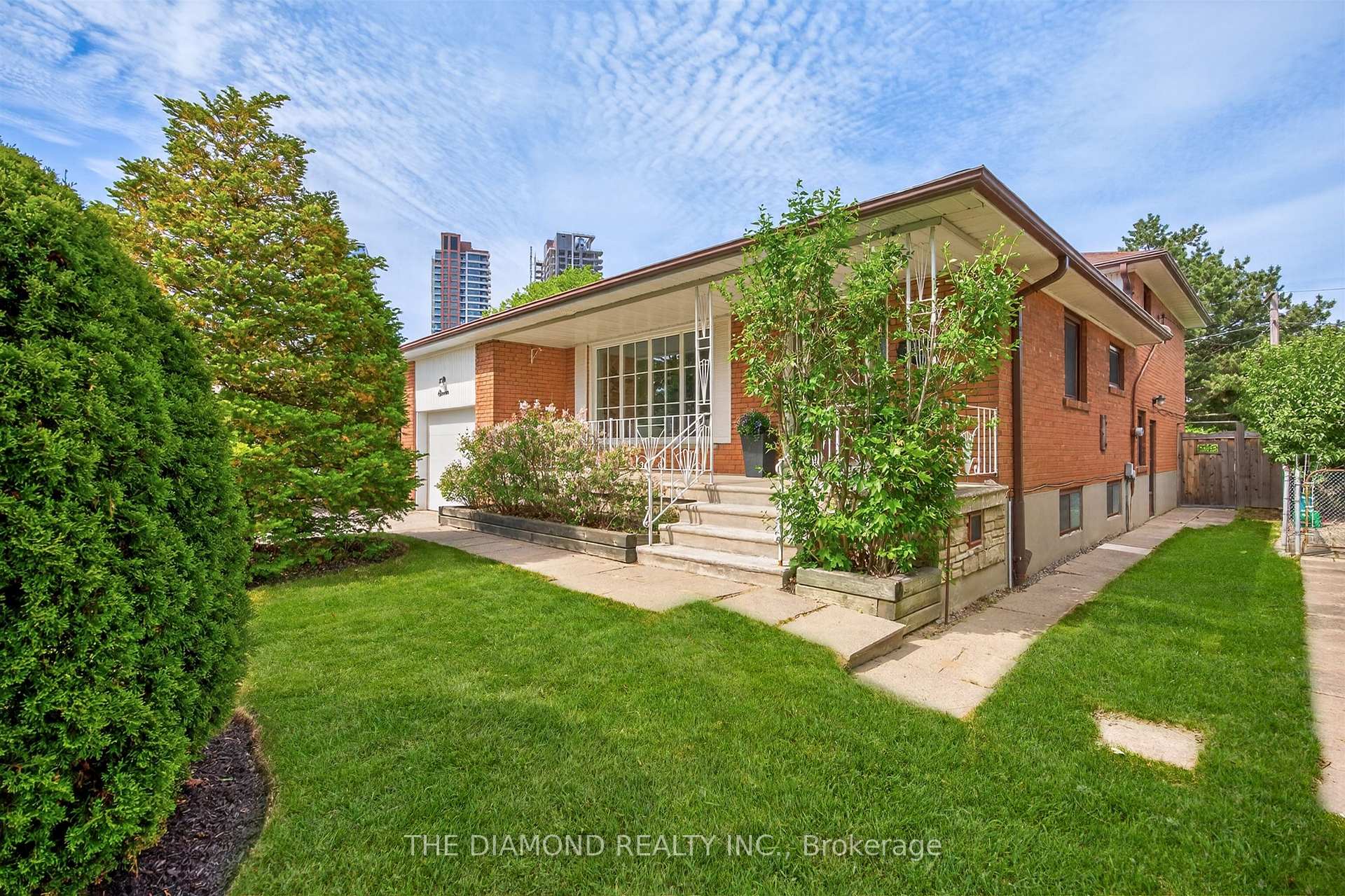 Photo 1 of 11 Swordbill Drive, Etobicoke, Edenbridge-Humber Valley — HOMEH