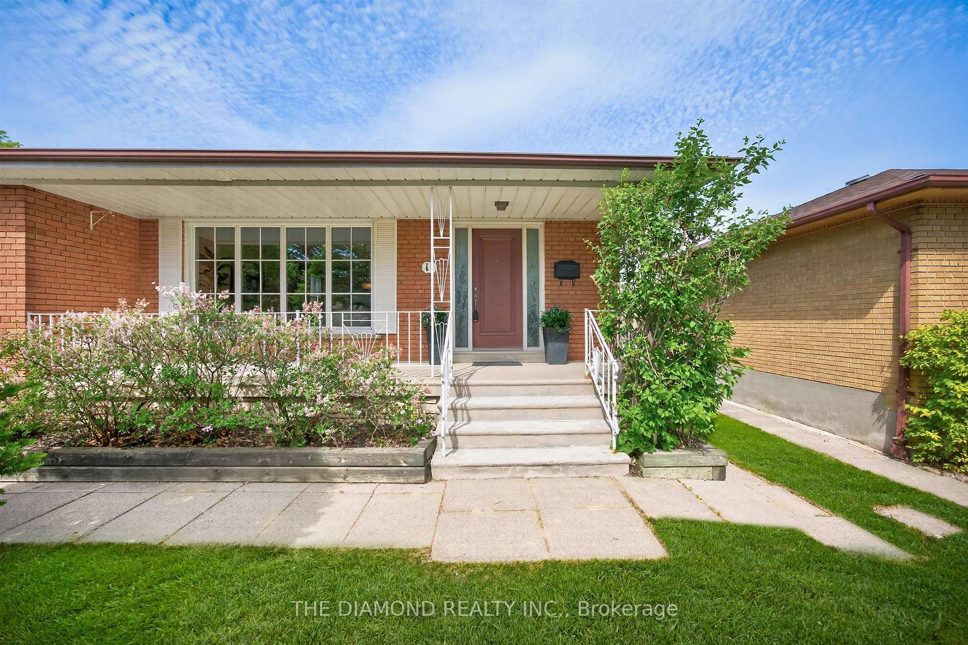 Photo 2 of 11 Swordbill Drive, Etobicoke, Edenbridge-Humber Valley — HOMEH