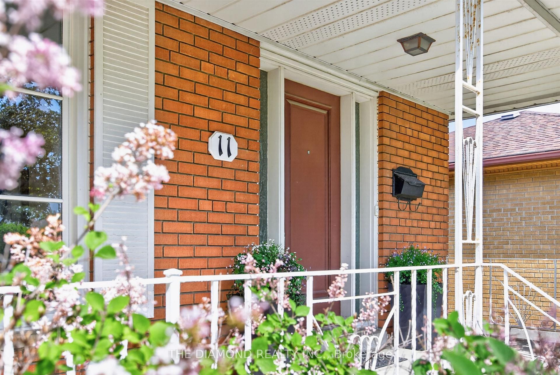 Photo 3 of 11 Swordbill Drive, Etobicoke, Edenbridge-Humber Valley — HOMEH