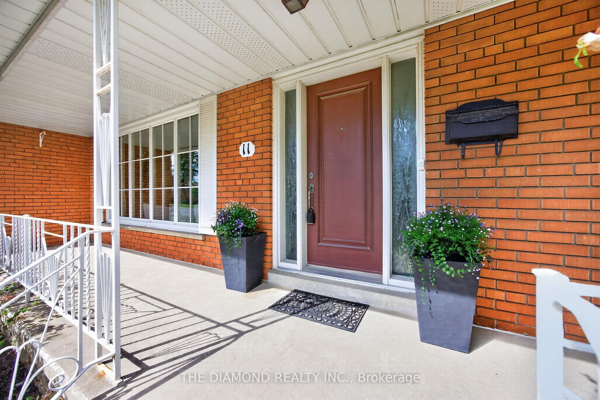 Photo 4 of 11 Swordbill Drive, Etobicoke, Edenbridge-Humber Valley — HOMEH