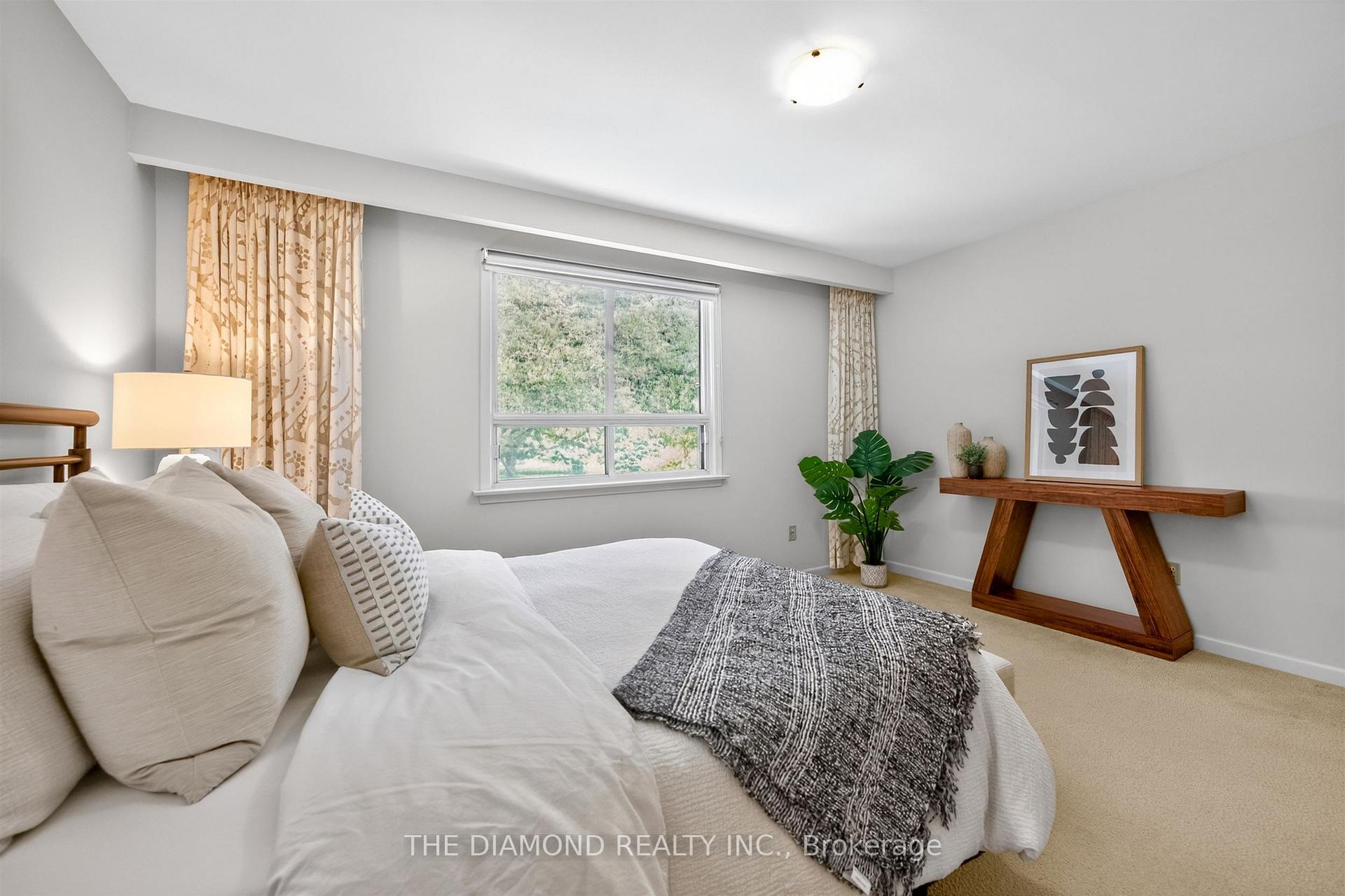 Photo 12 of 11 Swordbill Drive, Etobicoke, Edenbridge-Humber Valley — HOMEH