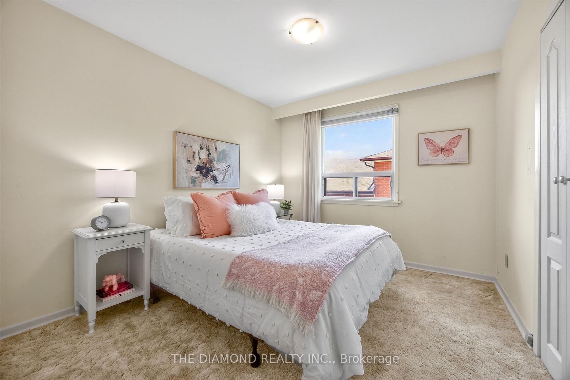 Photo 14 of 11 Swordbill Drive, Etobicoke, Edenbridge-Humber Valley — HOMEH