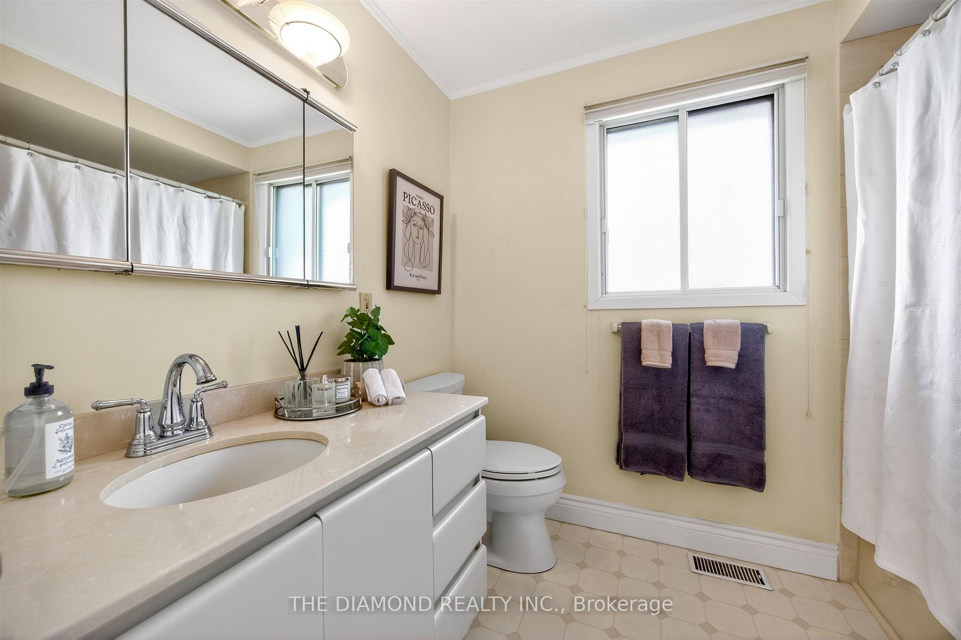 Photo 16 of 11 Swordbill Drive, Etobicoke, Edenbridge-Humber Valley — HOMEH