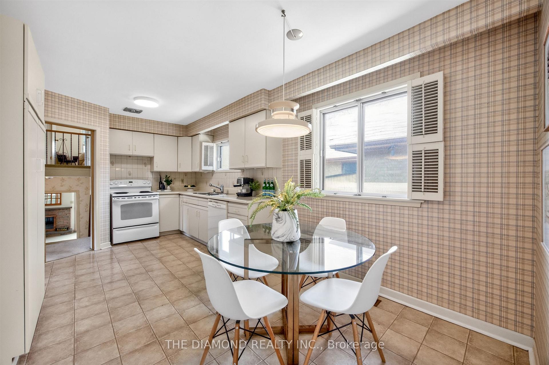 Photo 17 of 11 Swordbill Drive, Etobicoke, Edenbridge-Humber Valley — HOMEH