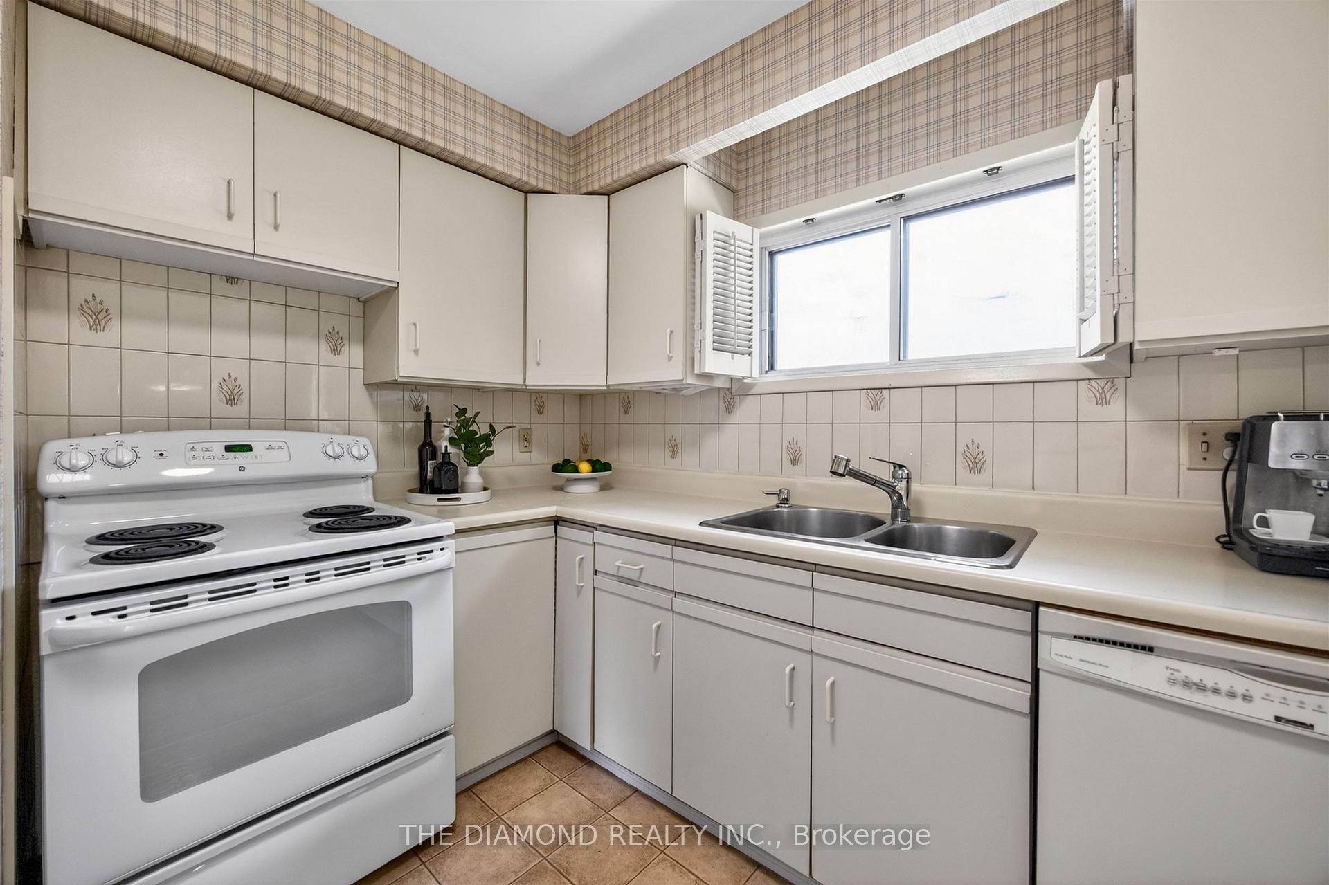 Photo 18 of 11 Swordbill Drive, Etobicoke, Edenbridge-Humber Valley — HOMEH