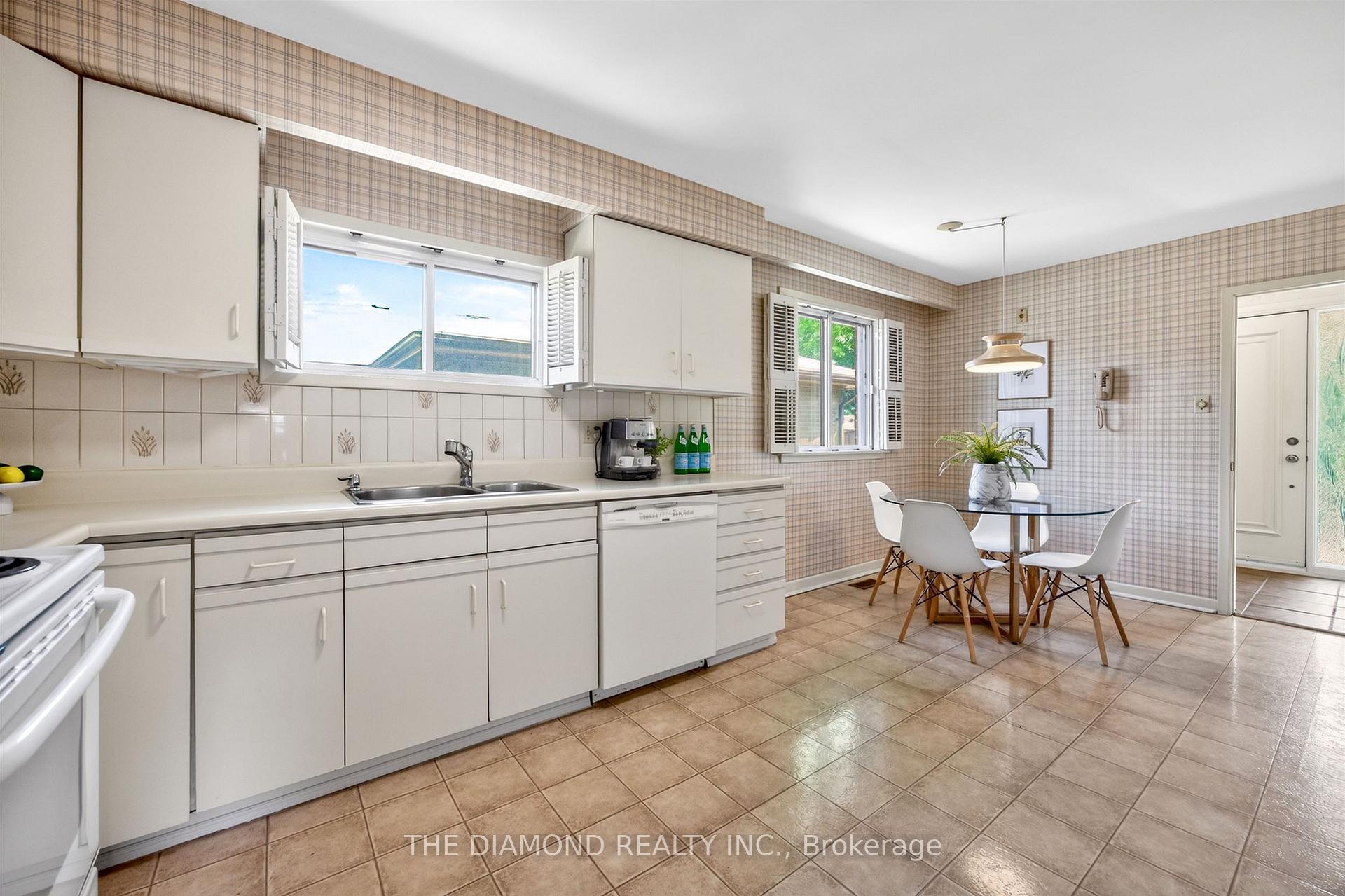 Photo 19 of 11 Swordbill Drive, Etobicoke, Edenbridge-Humber Valley — HOMEH