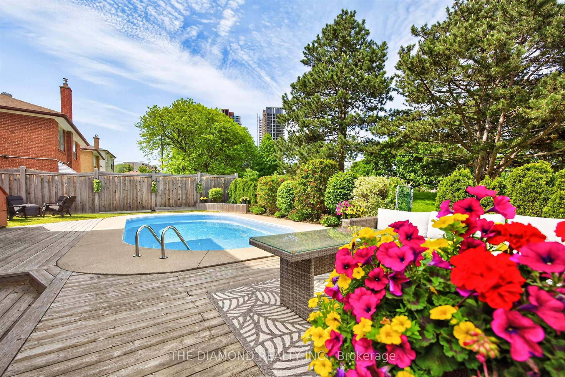 Photo 33 of 11 Swordbill Drive, Etobicoke, Edenbridge-Humber Valley — HOMEH