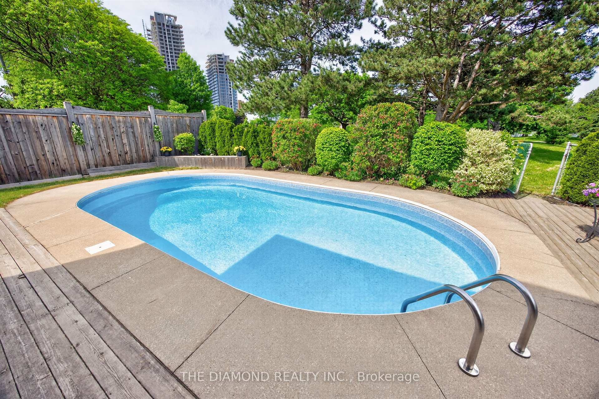 Photo 35 of 11 Swordbill Drive, Etobicoke, Edenbridge-Humber Valley — HOMEH