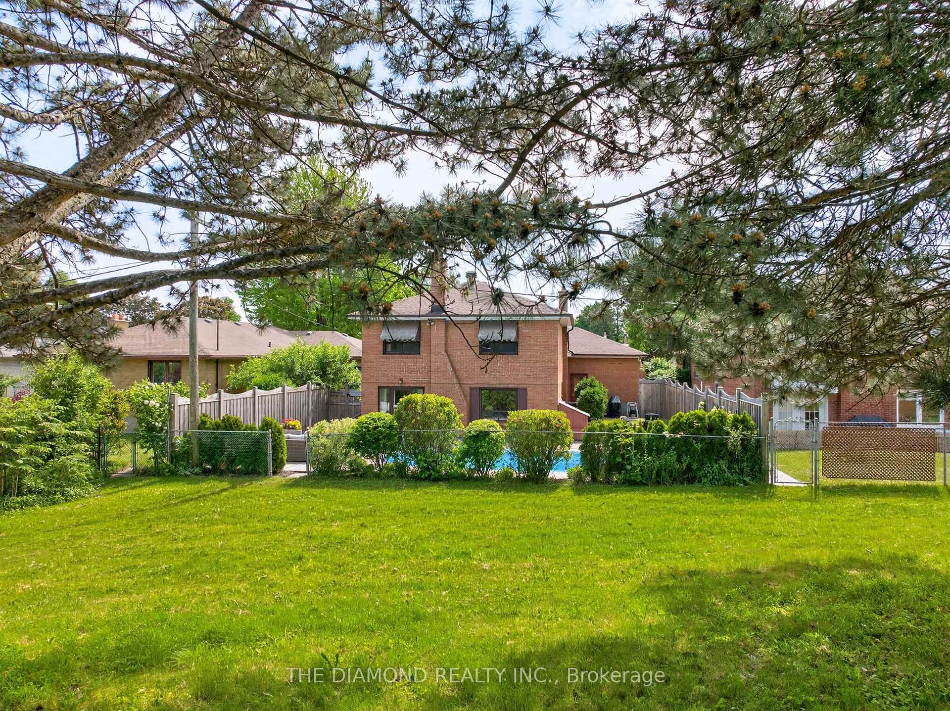 Photo 40 of 11 Swordbill Drive, Etobicoke, Edenbridge-Humber Valley — HOMEH