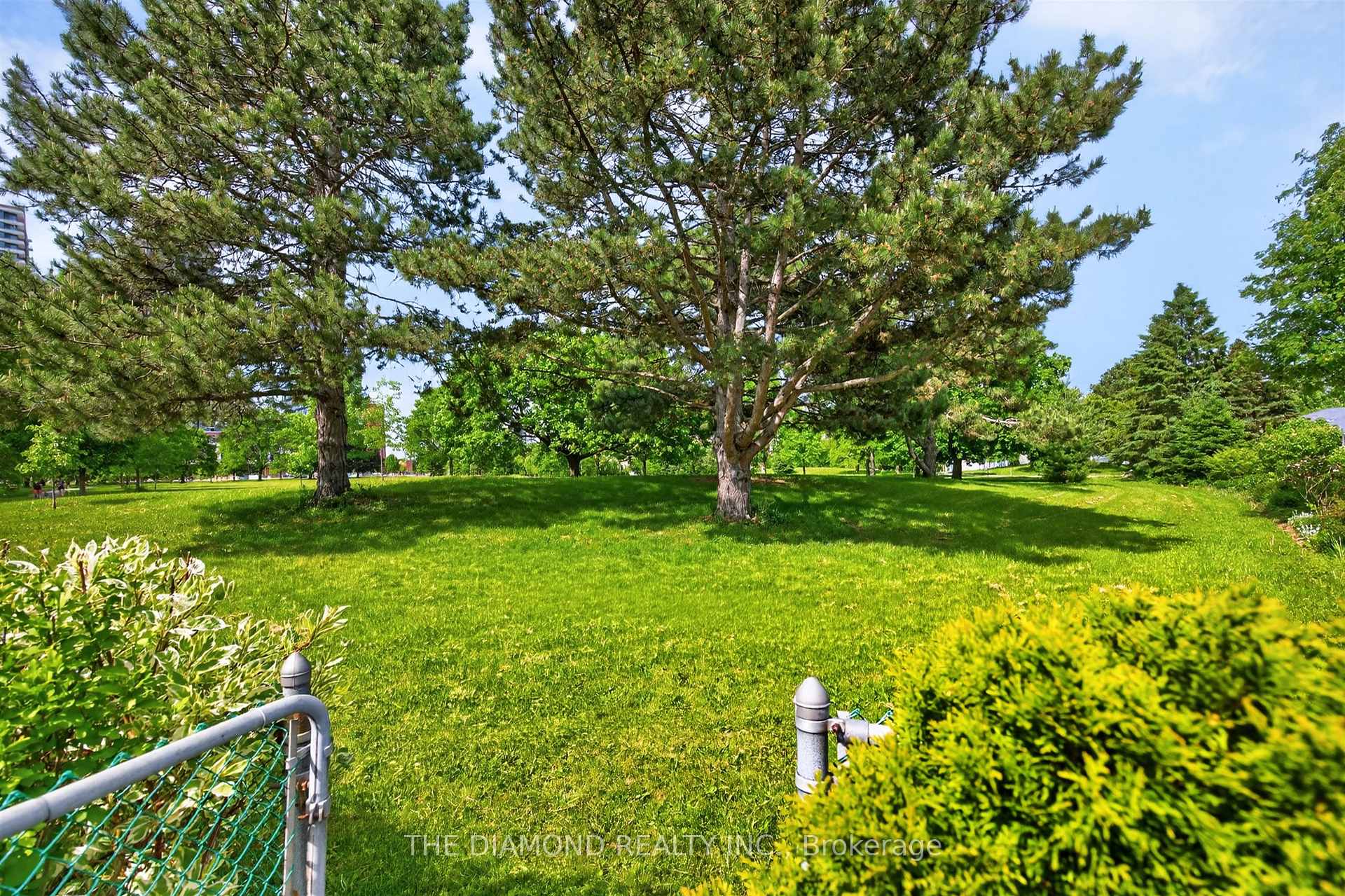 Photo 45 of 11 Swordbill Drive, Etobicoke, Edenbridge-Humber Valley — HOMEH