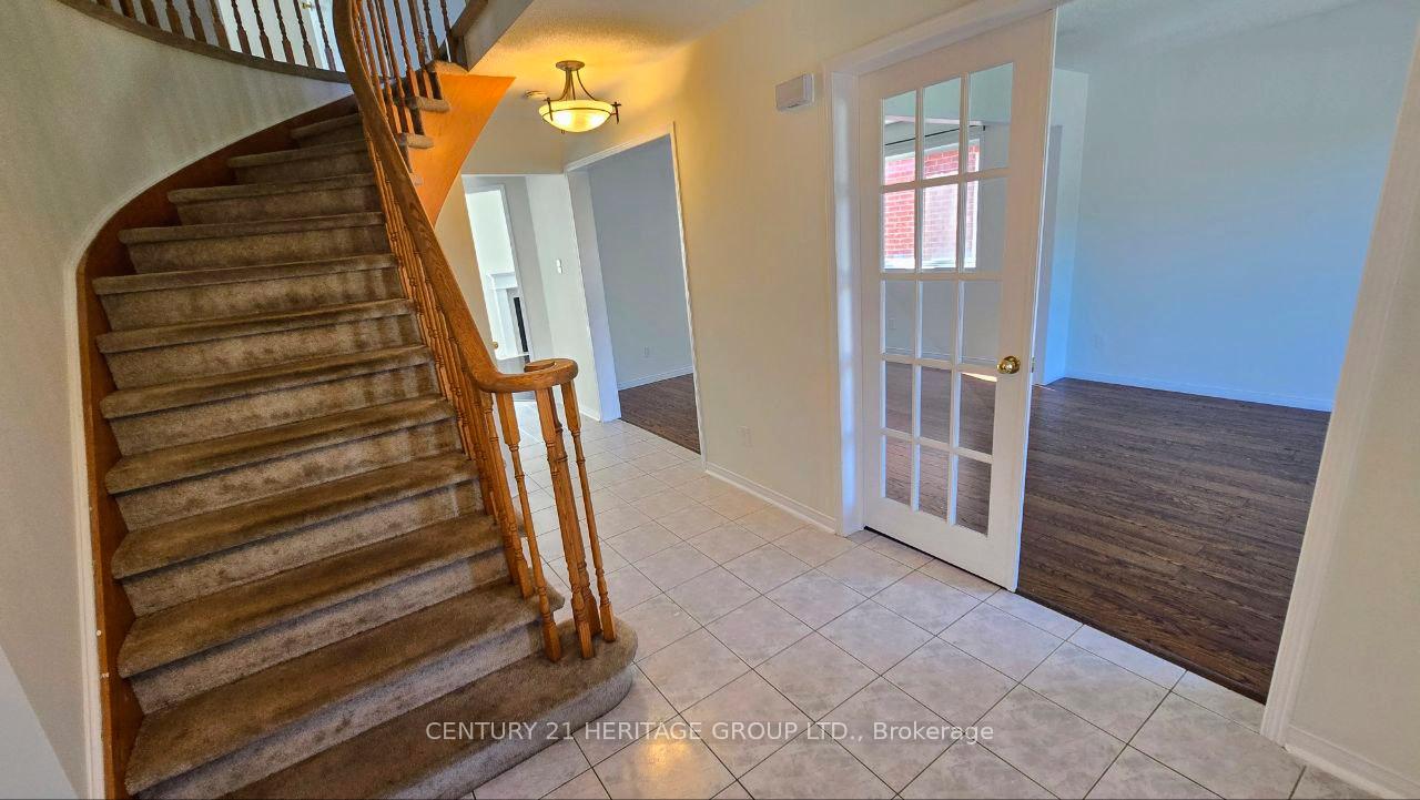 Photo 3 of 482 Ferndale Drive N, Barrie, Northwest — HOMEH