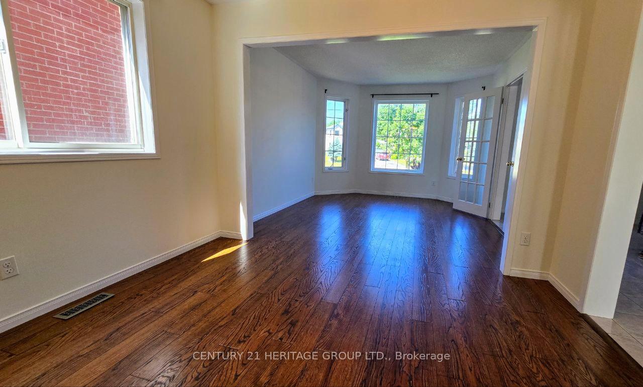 Photo 4 of 482 Ferndale Drive N, Barrie, Northwest — HOMEH