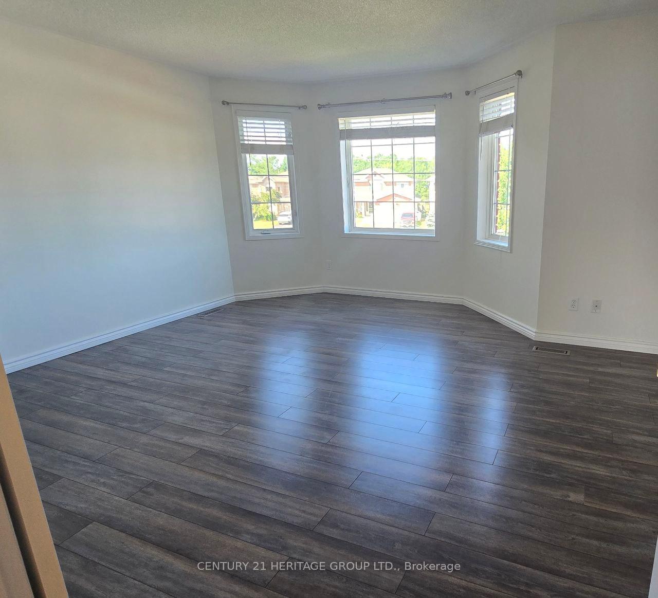 Photo 13 of 482 Ferndale Drive N, Barrie, Northwest — HOMEH